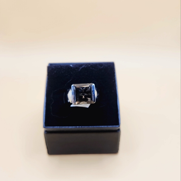 Ladies Ring - Picture 1 of 4